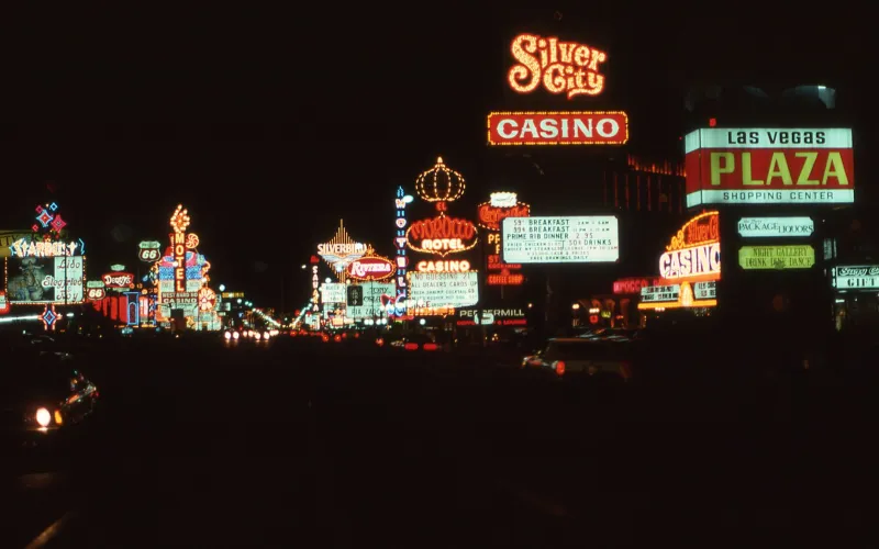 Caught in the Glow: How Retro Casino Aesthetics Rewire Your Spending Before You Even Place a Bet