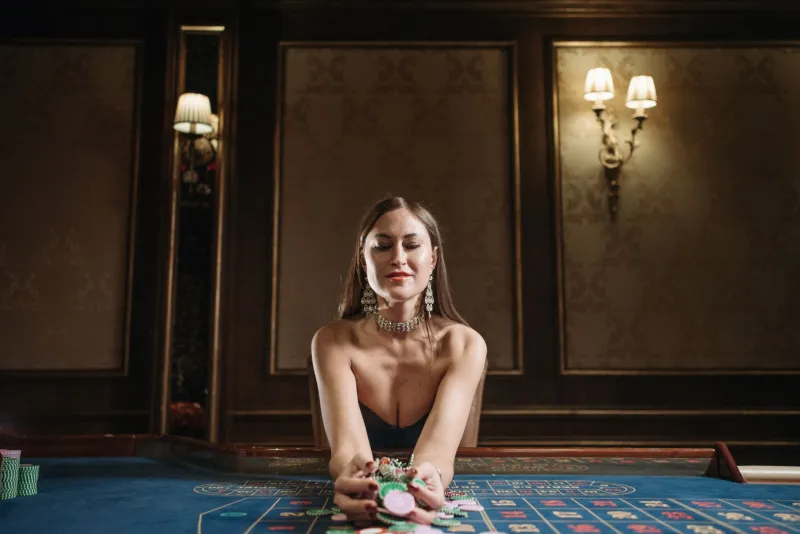 Dressed to Manage: How Retro Glamour Is Quietly Turning Casino Players Into Bankroll Pros